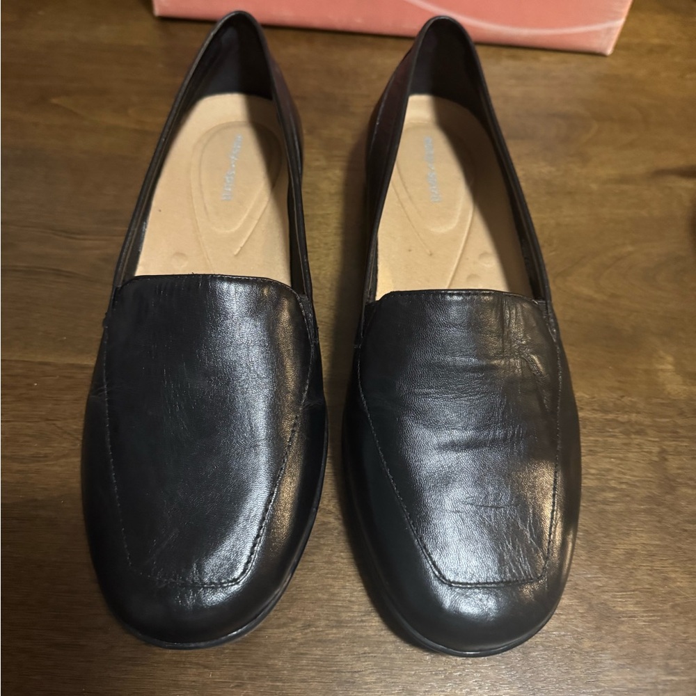 #1516 EASY SPIRIT BLACK LEATHER FLATS/LOAFERS, SOFT SUPPLE WITH COMFORT SOLE.